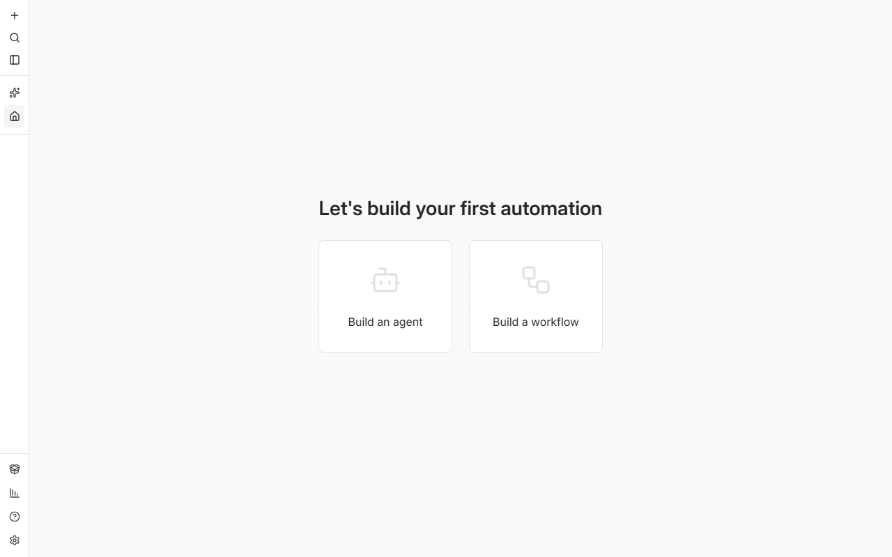 Главная страница n8n после первого входа: заголовок «Let's build your first automation» и две карточки — Build an agent и Build a workflow; слева узкое меню со значками.